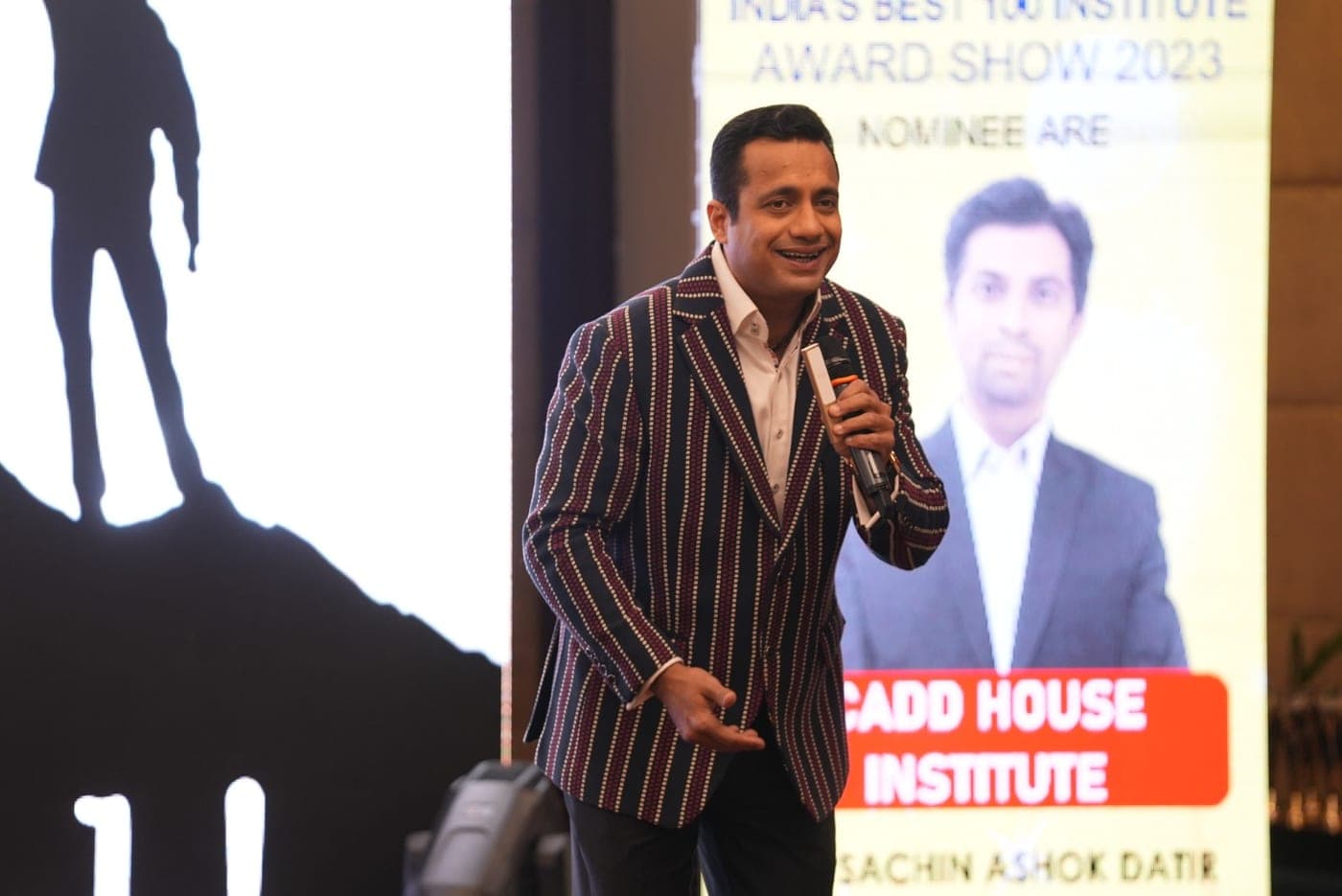 The host addressing the India's Best 100 Institute Award Show 2023